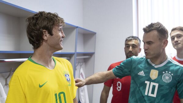O lateral-direito brasileiro naturalizado russo Mário Fernandes (Brasil) com o goleiro Igor Akinfeev (Alemanha) - Sputnik Brasil