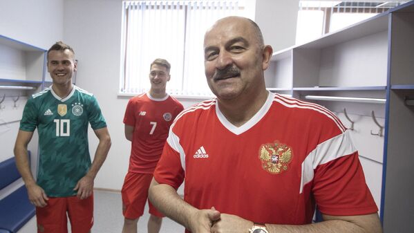 Treinador Stanislav Cherchesov (Rússia), com Igor Akinfeev e Anton Miranchuk (Costa Rica) - Sputnik Brasil