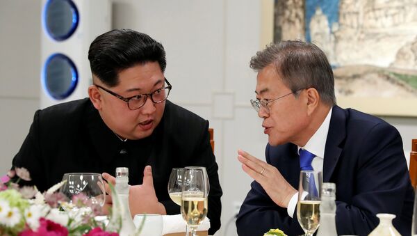 Líder norte-coreano Kim Jong-un e seu homólogo sul-coreano Moon Jae-in durante encontro - Sputnik Brasil