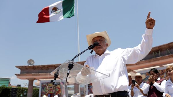 Andrés Manuel López Obrador, candidato à presidência mexicana, fazendo pronunciamento durante campanha eleitoral - Sputnik Brasil