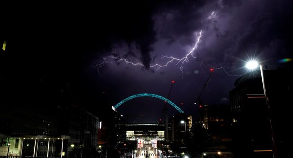 Relâmpagos são vistos no céu sobre o Estádio de Wembley, em Londres - Sputnik Brasil