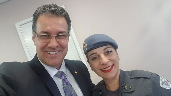 Deputado federal Capitão Augusto (PR-SP) ao lado da policial Kátia Sastre - Sputnik Brasil