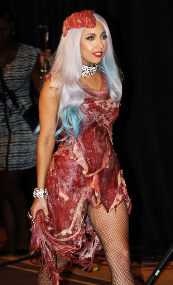 Cantora e atriz Lady Gaga com vestido extravagante de carne durante o prêmio MTV Video Music Awards 2010, em Los Angeles - Sputnik Brasil