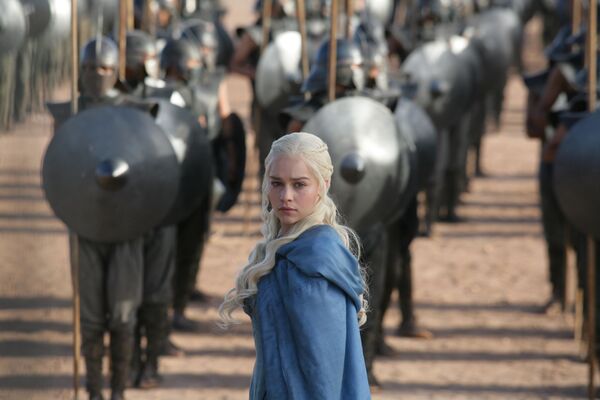 Atriz Emilia Clarke interpretando Daenerys Targaryen na série de TV Game of Thrones - Sputnik Brasil