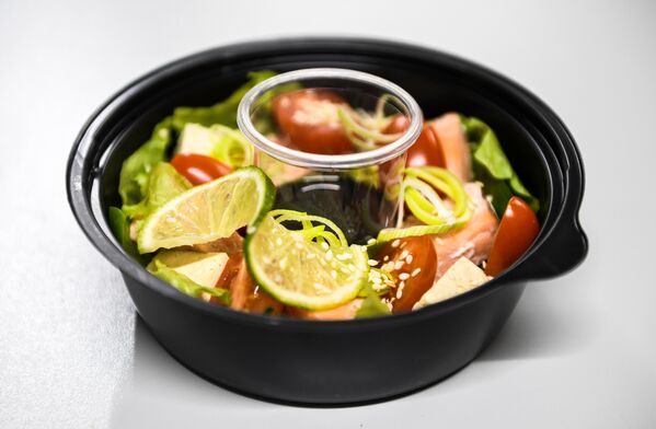 Salada com salmão do delivery Fresh Diets em Volgogrado - Sputnik Brasil