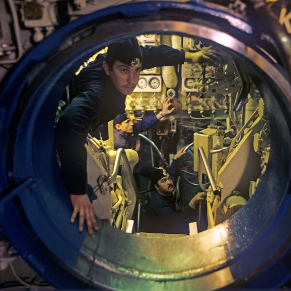Chefe da equipe de porões, subtenente Aleksandr Kolomiyko, o especialista principal subtenente Yuri Shustov e o eletricista marinheiro Aleksandr Drazhko no submarino nuclear - Sputnik Brasil