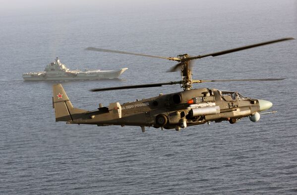 Helicóptero Ka-52K e cruzador porta-aviões pesado Admiral Kuznetsov no mar Mediterrâneo - Sputnik Brasil