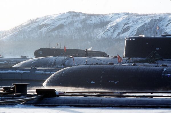 Base de submarinos nucleares. Em plano de fundo – submarino № 668 danificado em colisão com um submarino norte-americano no mar de Barents em 11 de fevereiro de 1992 - Sputnik Brasil