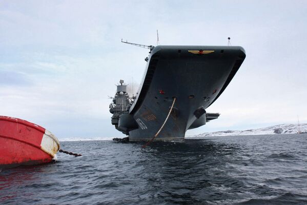 Cruzador porta-aviões pesado Admiral Kuznetsov no porto de Severomorsk - Sputnik Brasil