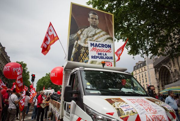 Participantes dos protestos contra as reformas econômicas do presidente francês, Emmanuel Macron, em Paris - Sputnik Brasil