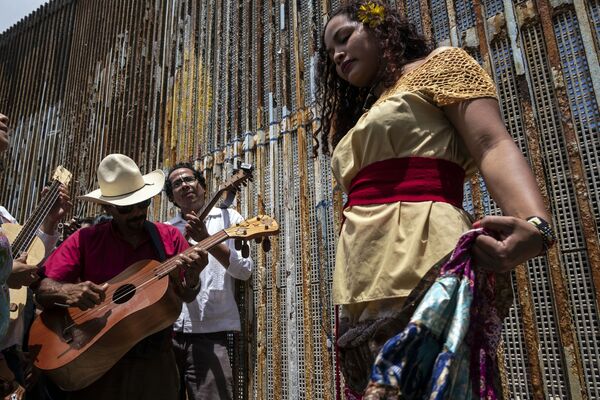 Músicos e dançarinos participam do evento anual Fandango Fronterizo no Parque da Amizade, na fronteira entre os EUA e México - Sputnik Brasil