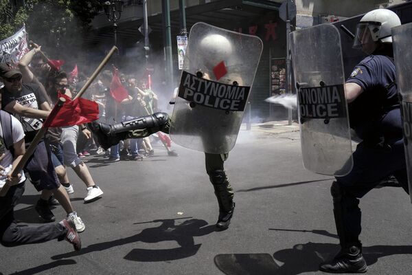 Confrontos entre a polícia e os participantes da greve nacional contra a redução das condições de vida, em Atenas - Sputnik Brasil