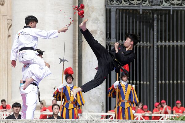 Atletas de taekwondo coreanos se apresentam perante o Papa Francisco, no Vaticano - Sputnik Brasil