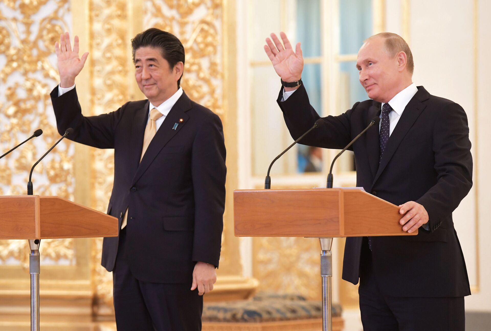 Premiê japonês, Shinzo Abe, e o presidente russo, Vladimir Putin, durante uma ligação de vídeo à tripulação da Estação Espacial Internacional no Kremlin - Sputnik Brasil, 1920, 08.07.2022