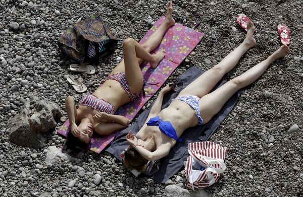 Mulheres tomam banhos de sol durante a corrida de carros Formula Um, em Mônaco - Sputnik Brasil