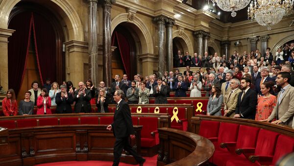 O recém-eleito presidente regional da Catalunha, Quim Torra, aplaudido por partidos pró-independência após posse no parlamento regional em Barcelona, Espanha, em 14 de maio de 2018 - Sputnik Brasil