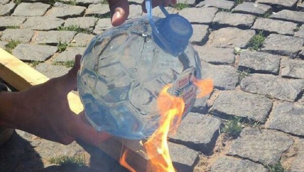 Uma garrafa de Fonte Sagrada pega fogo no sol. - Sputnik Brasil