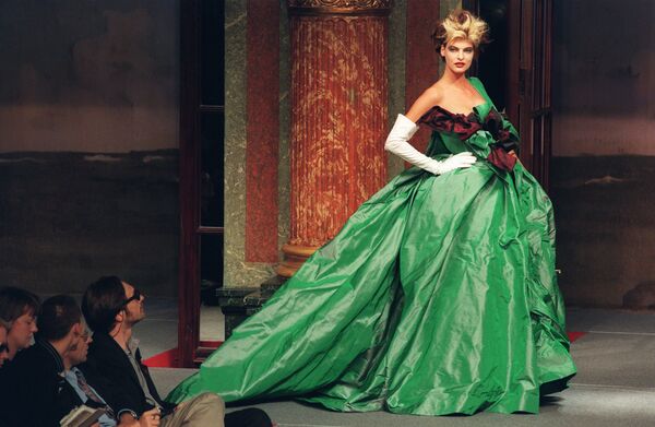 Modelo Linda Evangelista apresenta uma peça da coleção da designer britânica Vivienne Westwood em Paris, em 1995 - Sputnik Brasil