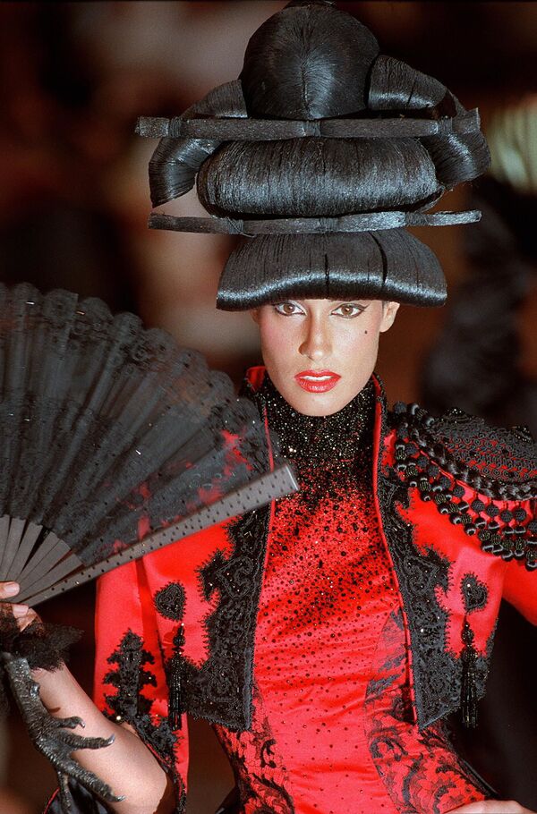 Modelo canadense Yasmeen Ghauri apresenta uma peça da casa de moda Givenchy desenhada pelo designer britânico Alexander McQueen, em 1997 - Sputnik Brasil