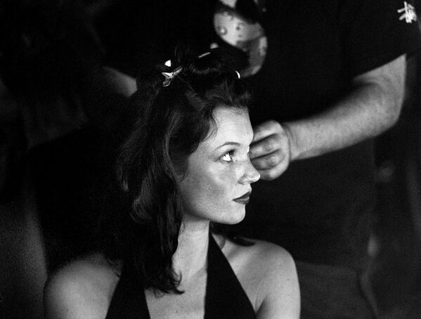 Modelo Kate Moss se prepara para sair ao palco durante a apresentação da marca Matthew Williamson, em 1999 - Sputnik Brasil