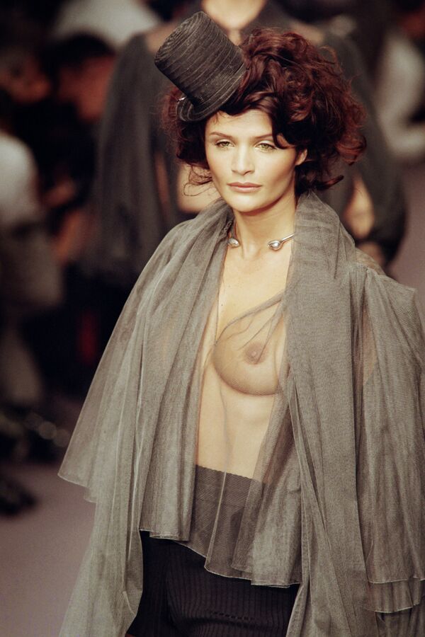 Modelo dinamarquesa Helena Christensen apresenta uma peça da casa de moda Karl Lagerfeld, em Paris, em 1995 - Sputnik Brasil