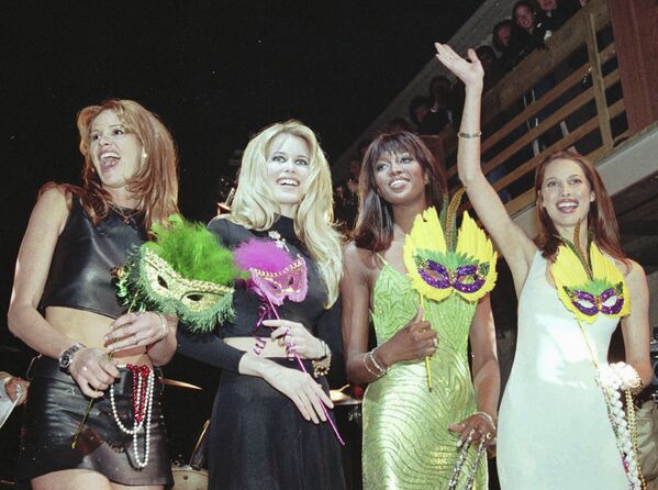 Modelos Elle MacPherson, Claudia Schiffer, Naomi Campbell e Christy Turlington participam da abertura do Fashion Café, nos EUA, em 1996 - Sputnik Brasil