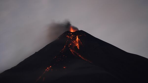 O vulcão de Fuego expelindo cinzas, visto da cidade de Alotenango, no departamento de Sacatepéquez, Guatemala (arquivo) - Sputnik Brasil
