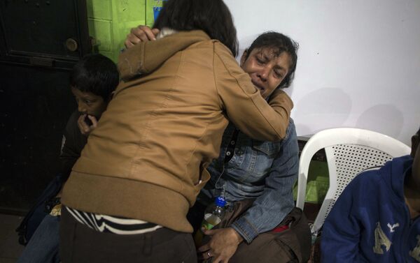 Ruth Rivas, que diz que tem duas crianças desaparecidas, é consolada por uma vizinha em um abrigo próximo ao Volcan de Fuego, em Alotenago, na Guatemala. O vulcão é um dos mais ativos da América Central, e entrou em erupção na noite do domingo (3). - Sputnik Brasil