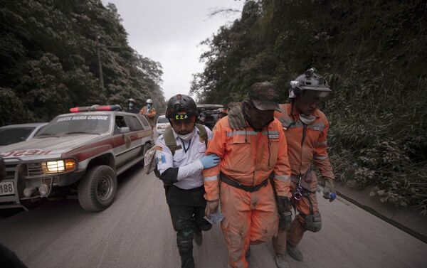 Bombeiros deixam a área de evacuação próximo ao Volcan de Fuego, em El Rodeo, na Guatemala. O vulcão entrou em erupção  na noite do domingo (3). - Sputnik Brasil