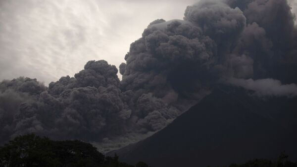 Imagem do Volcan de Fuego, na Guatemala, que entrou em forte erupção no domingo (3), deixando dezenas de mortos e centenas de feridos. - Sputnik Brasil