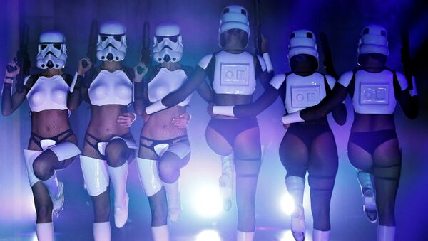 Dançarinas se apresentam durante show burlesco The Empire Strips Back: A Star Wars Burlesque Parody, celebrado em Los Angeles - Sputnik Brasil