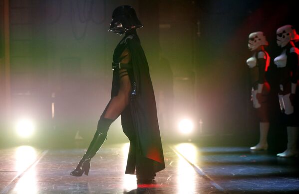 Mulheres dançam durante show de paródia celebrado na Califórnia, vestidas de stormtroopers, e, uma delas, de Darth Vader – grande chefe - Sputnik Brasil