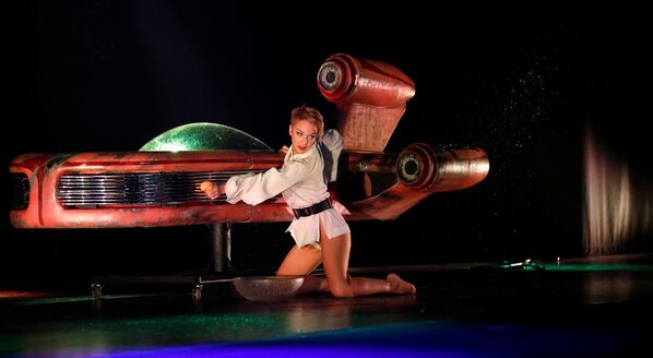Mulher dançando no show de burlesco The Empire Strips Back: A Star Wars Burlesque Parody, celebrado em Los Angeles - Sputnik Brasil