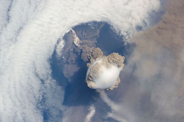 Erupção do vulcão Sarychev nas Ilhas Curilas, no Extremo Oriente russo - Sputnik Brasil
