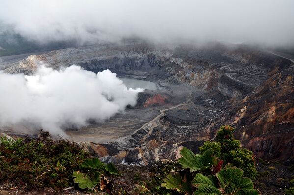 Fumaça se levanta da cratera do vulcão Poás na região central da Costa Rica - Sputnik Brasil
