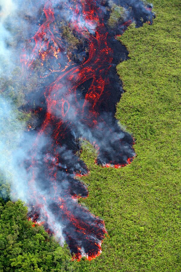 Vista aérea da lava produzida pelo vulcão Piton de la Fournaise que se encontra na parte oriental da ilha de Reunião, no oceano Índico - Sputnik Brasil