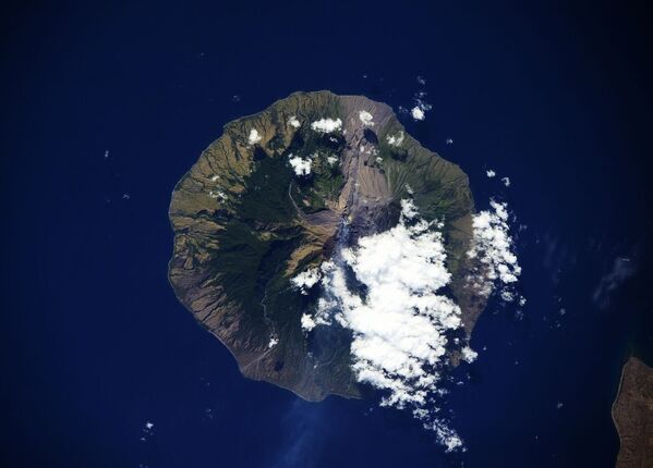 Tirada do céu, a imagem mostra erupção de um vulcão na Indonésia - Sputnik Brasil