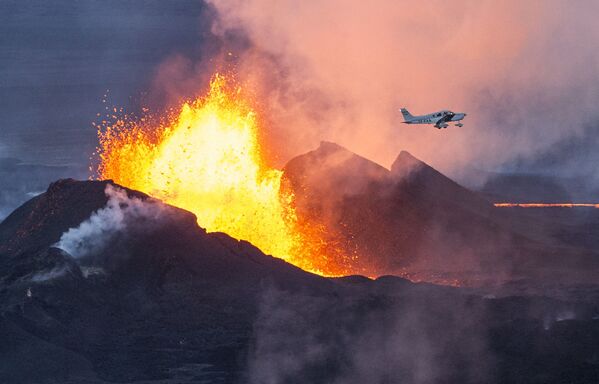 Na Islândia, avião sobrevoa, em proximidade extrema, vulcão Bárdarbunga em ação - Sputnik Brasil