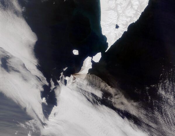 Imagem recebida de satélite do vulcão russo Chikurachki, localizado na península de Kamchatka - Sputnik Brasil