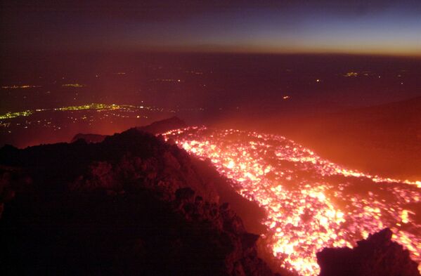 O vulcão Etna – situado nos arredores da comuna italiana de Catânia – entra em erupção - Sputnik Brasil