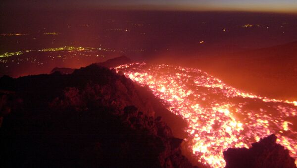 O vulcão Etna – situado nos arredores da comuna italiana de Catânia – entra em erupção - Sputnik Brasil