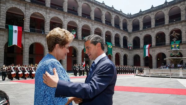 Dilma Rousseff se encontra com o presidente Enrique Peña Nieto, no Palácio Nacional, sede do governo mexicano - Sputnik Brasil