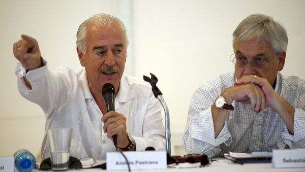 Ex-presidentes da Colômbia, Andrés Pastrana (esquerda) e do Chile, Sebastian Piñera (direita), durante um encontro organizado pelo Clube de Madrid em Porto Príncipe - Sputnik Brasil