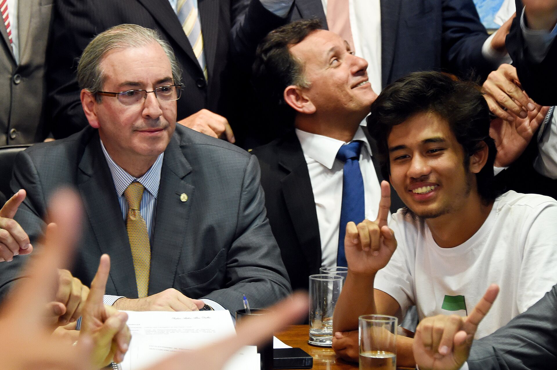 Eduardo Cunha (esquerda) recebe no seu escritório do Congresso Nacional, em Brasília, o coordenador nacional do MBL, Kim Kataguiri (direita). - Sputnik Brasil, 1920, 17.03.2023