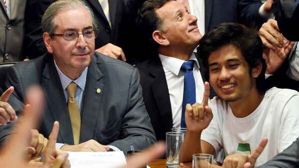 Eduardo Cunha (esquerda) recebe no seu escritório do Congresso Nacional, em Brasília, o coordenador nacional do MBL, Kim Kataguiri (direita). - Sputnik Brasil