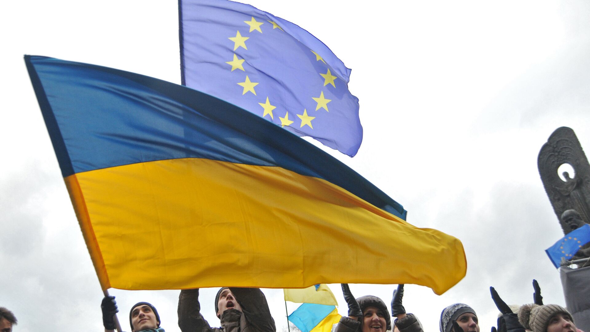 Bandeira da Ucrânia é hasteada em ato que pede a entrada do país na União Europeia - Sputnik Brasil, 1920, 29.11.2023