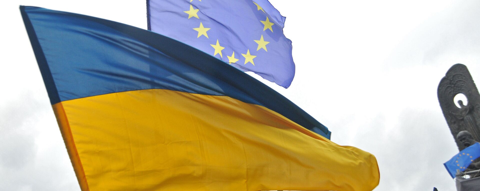 Bandeira da Ucrânia é hasteada em ato que pede a entrada do país na União Europeia - Sputnik Brasil, 1920, 30.01.2023