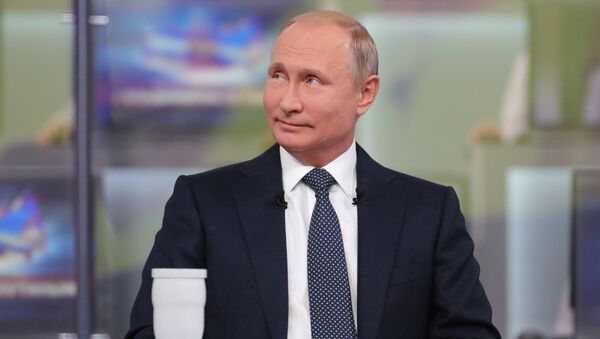 Vladimir Putin respondendo durante a Linha Direta, 7 de junho de 2018 - Sputnik Brasil