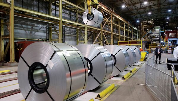 Aço laminado na usina siderúrgica da ArcelorMittal Dofasco em Hamilton, Canadá. - Sputnik Brasil