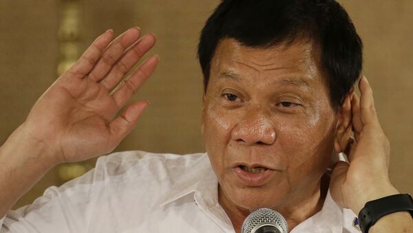 Philippine President Rodrigo Duterte gestures as he answers questions from reporters during a press conference - Sputnik Brasil